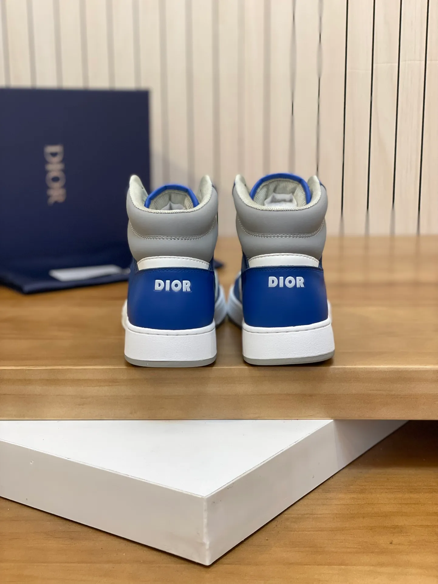 Men's shoes: 💰P460¥ Product trademark: Dior* "Dior*" high-top casual shoes Regular size: 38-44 (can be customized to 45.46) Product materials: Upper imported cowhide stitched with original fabric, breathable lining, original outsole. Number: 1006